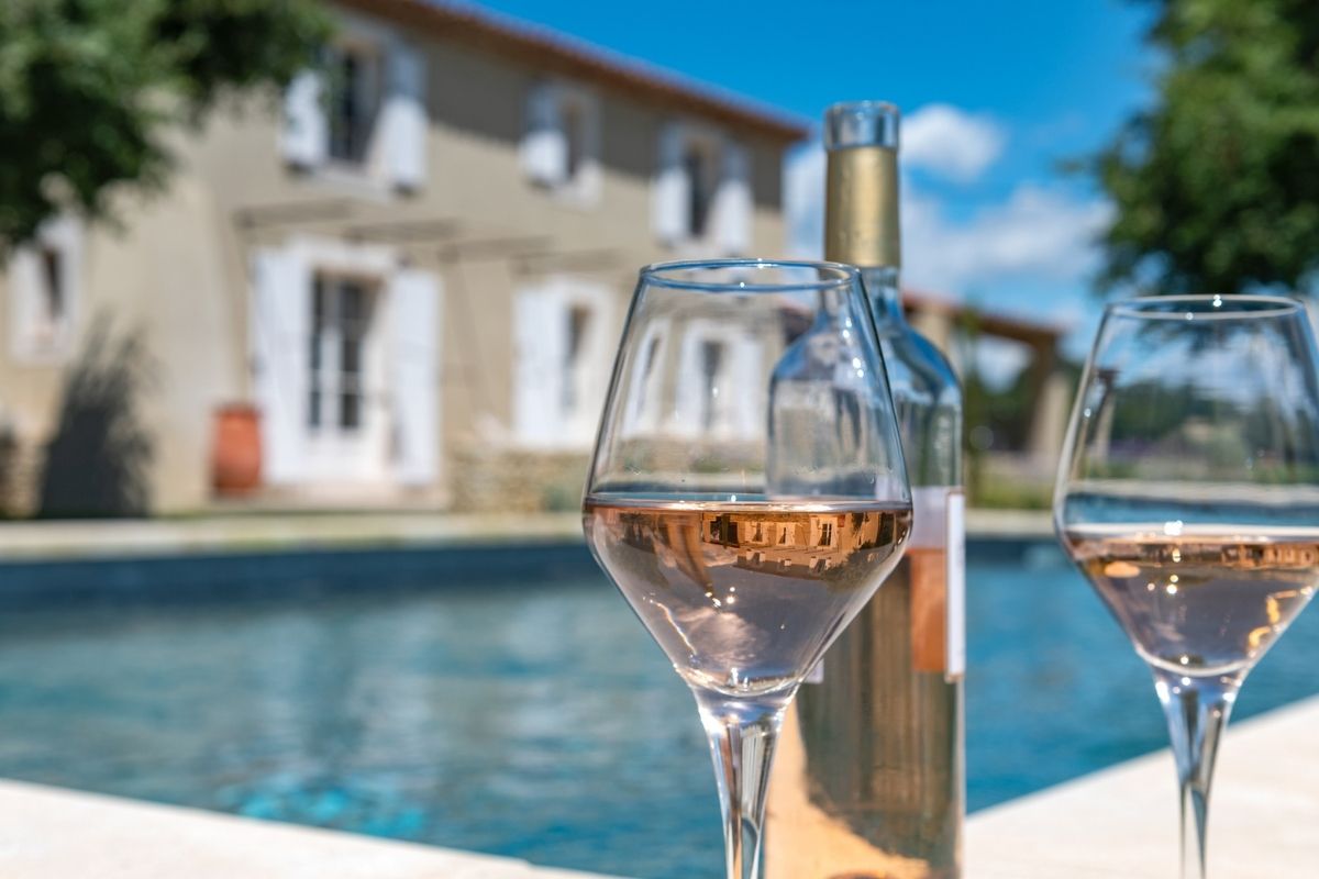 rosé beside luxury villa pool for apéritif
