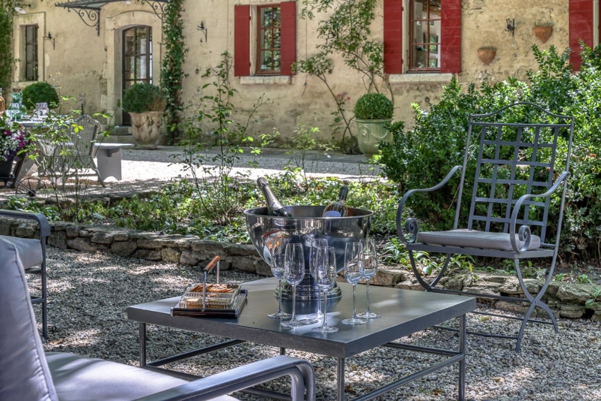 villa courtyard with table set for apéritif